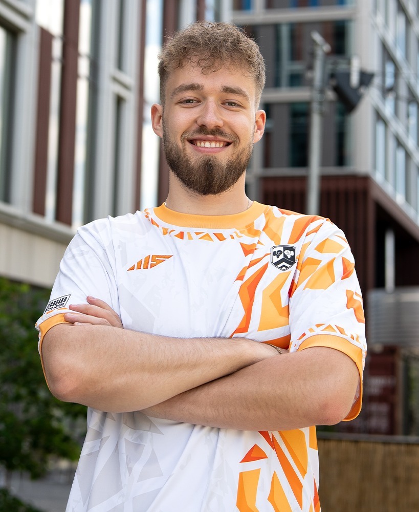 Mich Sako v dresu FC Pískej Konec venku, pohled zepředu