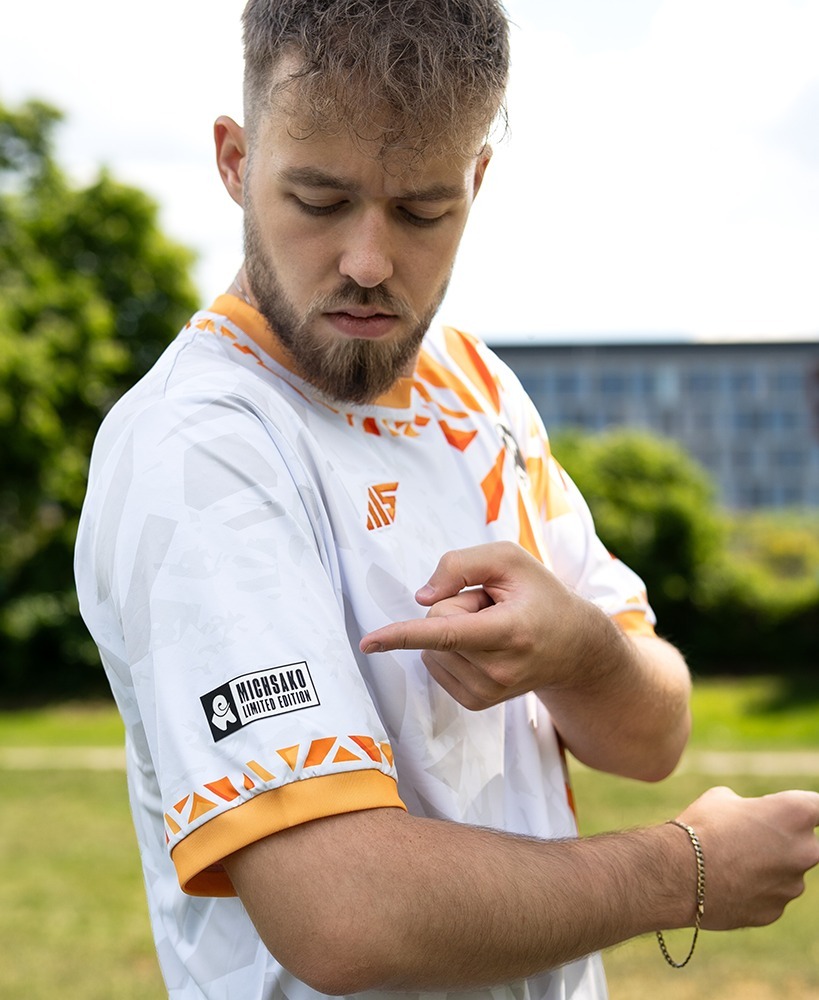 Detail silikonové nášivky na rukávu dresu Koutinho