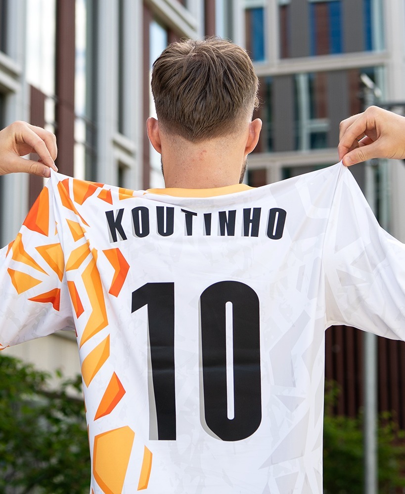 Záda dresu Koutinho 10, youtuberský merch Mich Sako