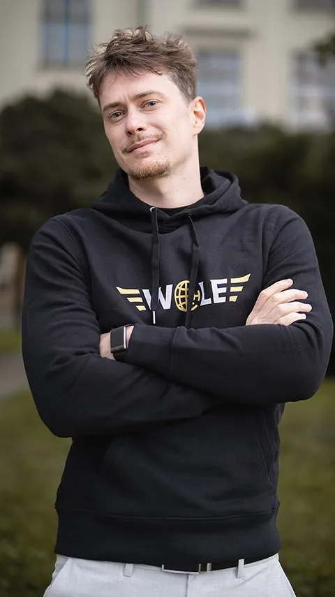 Herdyn v mikině Wole