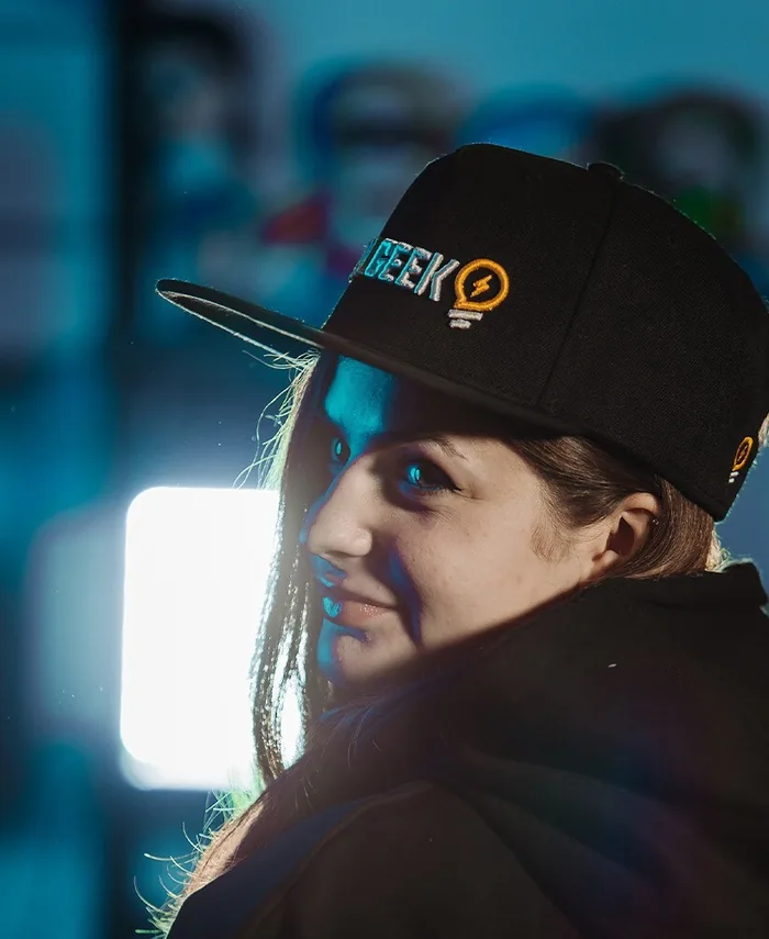 Tvůrkyně v kšiltovce RealGeek